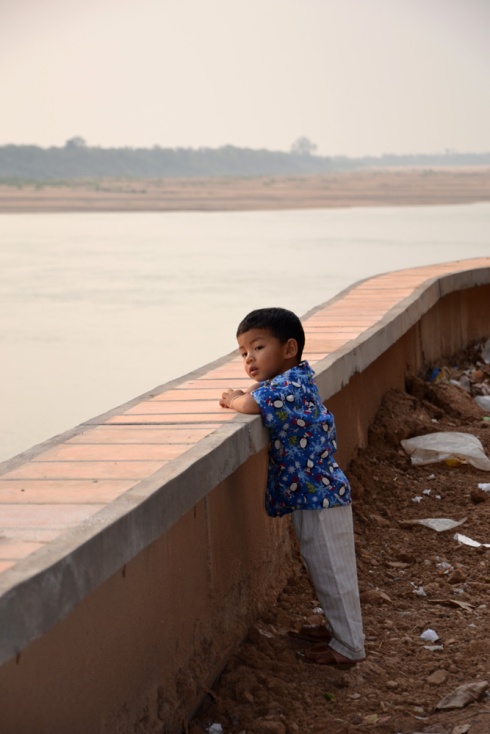 Chłopiec nad Mekongiem.